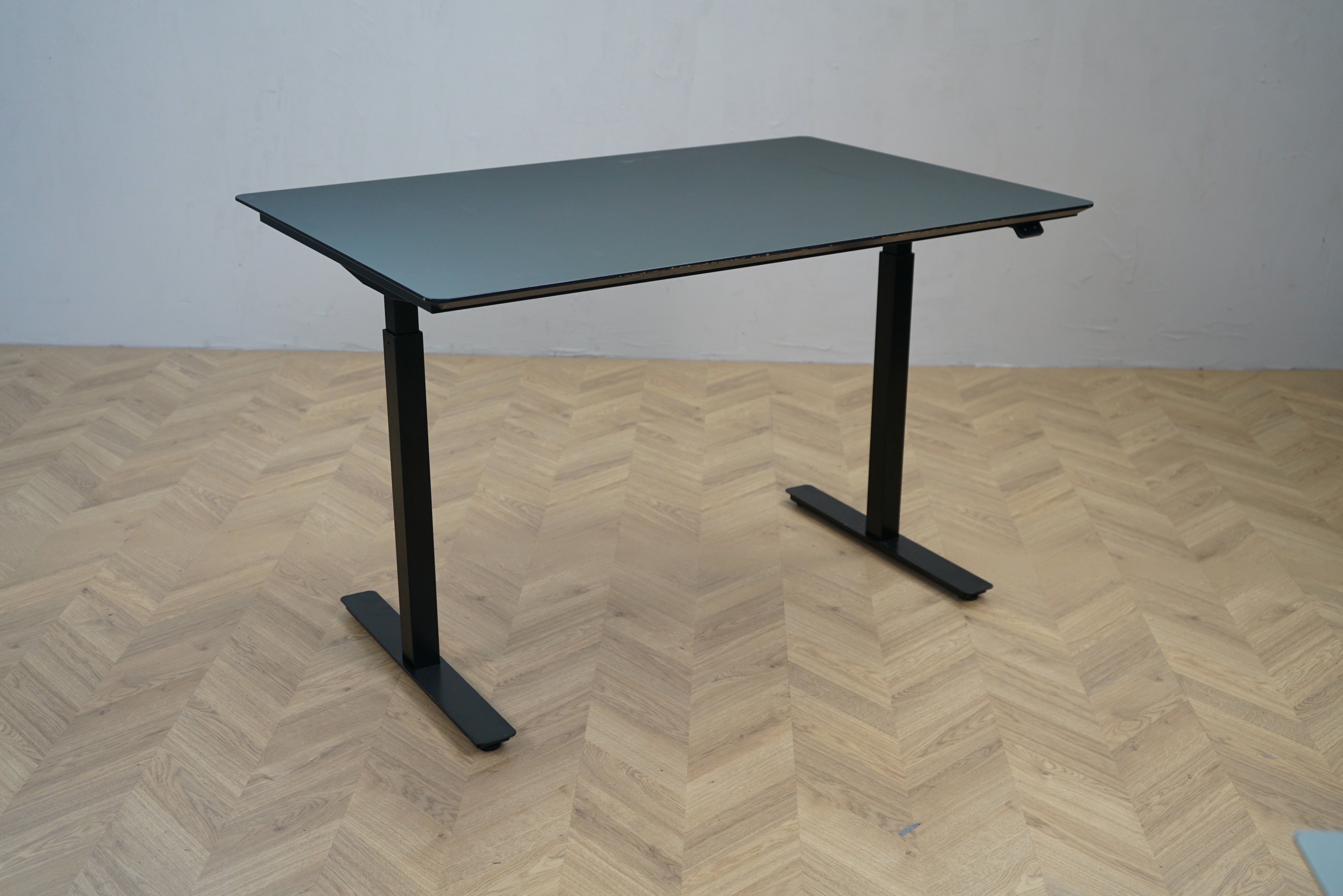 Swedstyle hæve sænkebord 120x80 cm med sort linoleum bordplade og affaset kant set skråt forfra
